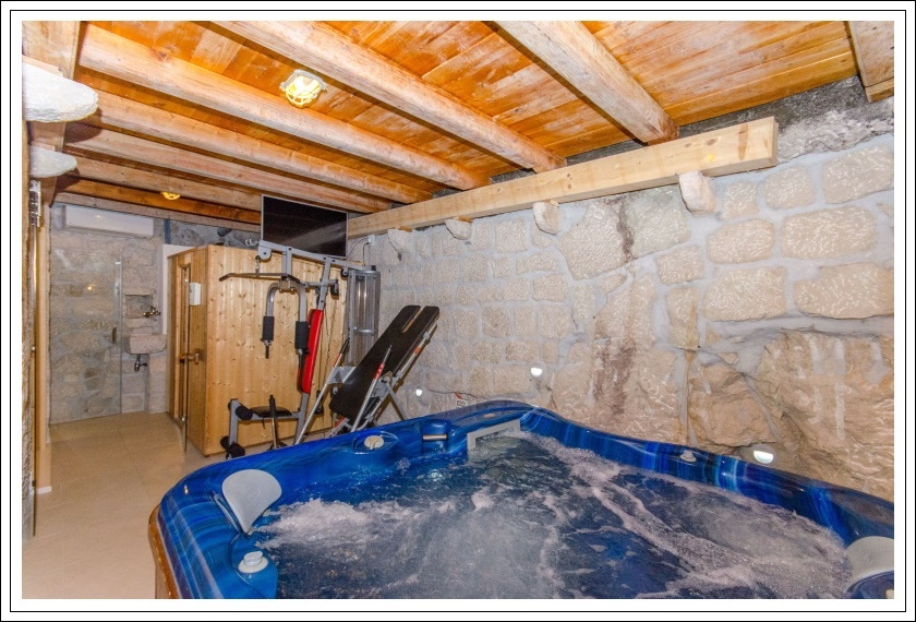 Whirlpool  rustikale Sauna und Fitness – Luxusvilla Strnj – Kroatien